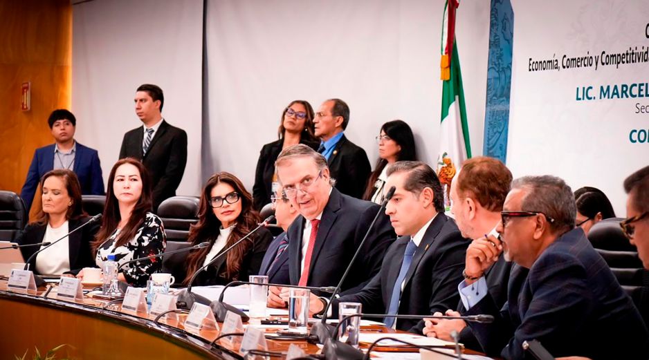 Fotografía cedida por la Secretaría de Economía de su titular, Marcelo Ebrard (c), en una comparecencia ante diputados este viernes, en Ciudad de México. EFE/Secretaría de Economía