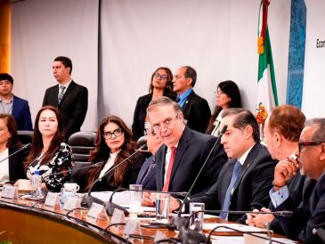 Fotografía cedida por la Secretaría de Economía de su titular, Marcelo Ebrard (c), en una comparecencia ante diputados este viernes, en Ciudad de México. EFE/Secretaría de Economía