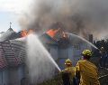 Bomberos trabajan para apagar fuego en una casa durante el incendio "Norte", el viernes 16 de octubre de 2026, en San Juan Capistrano, California. AP/J. C. Hong