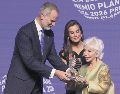 El rey Felipe VI (izq.) y la reina Letizia de España entregan el trofeo a la ganadora del Premio Planeta 2026, la escritora chilena Isabel Allende (der.). AFP