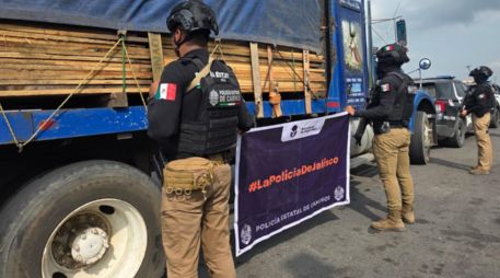 El chofer recibió las primeras atenciones por parte de los uniformados y fue reportado en buen estado de salud. ESPECIAL