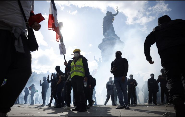 Manifestantes se congregan en la Plaza de la República durante una protesta contra el aumento del costo de vida y los recortes en los servicios públicos en París, Francia. EFE / Y. Valat