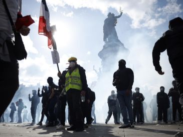 Manifestantes se congregan en la Plaza de la República durante una protesta contra el aumento del costo de vida y los recortes en los servicios públicos en París, Francia. EFE / Y. Valat