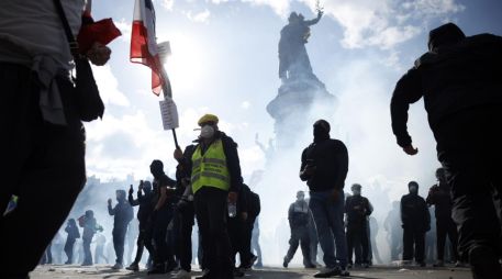Manifestantes se congregan en la Plaza de la República durante una protesta contra el aumento del costo de vida y los recortes en los servicios públicos en París, Francia. EFE / Y. Valat