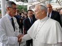 Con una sonrisa, el Papa, de 71 años, abandonó el centro médico a pie mientras saludaba a los enfermos y a los fieles reunidos a las puertas del Gemelli. EFE/S. Risoluti