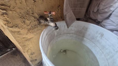 Habitantes del AMG enfrentan un esquema de tandeos en espera de que mejore la calidad del agua potable. EL INFORMADOR / O. González