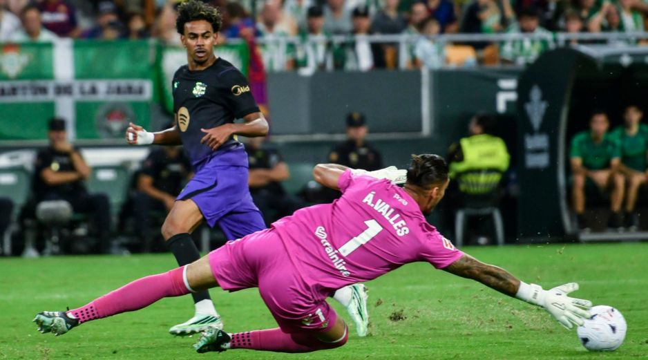 El Barcelona mantuvo su paso perfecto este sábado tras golear 5-2 al Real Betis en La Cartuja. EFE / R. Caro
