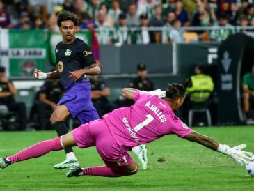 El Barcelona mantuvo su paso perfecto este sábado tras golear 5-2 al Real Betis en La Cartuja. EFE / R. Caro