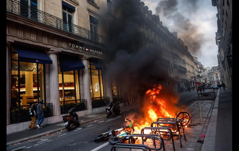 No sólo edificios públicos sufrieron destrozos; también mobiliario urbano francés fue dañado en medio de la jornada violenta. EFE/M. Badra