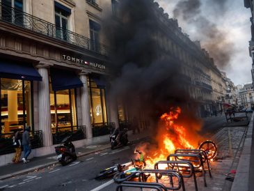 No sólo edificios públicos sufrieron destrozos; también mobiliario urbano francés fue dañado en medio de la jornada violenta. EFE/M. Badra