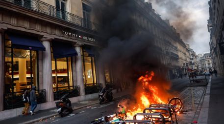 No sólo edificios públicos sufrieron destrozos; también mobiliario urbano francés fue dañado en medio de la jornada violenta. EFE/M. Badra