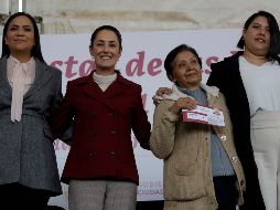 Las jefas de familia inscritas en Mujeres Bienestar reciben la cantidad de mil 300 pesos bimestrales. AFP/ARCHIVO