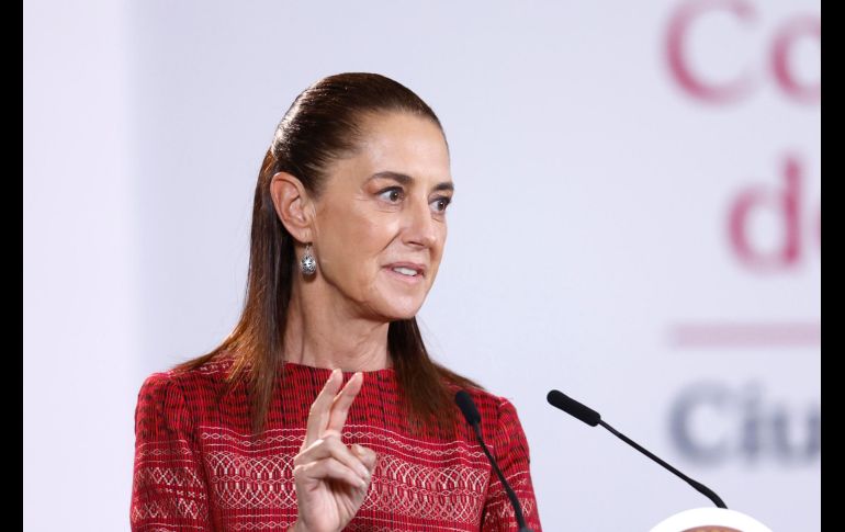 La Presidenta Claudia Sheinbaum fue interceptada a la salida del Hospital Regional de Alta Especialidad de la Península de Yucatán. EFE/S. Gutiérrez