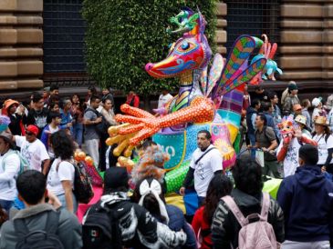 Dragones multicolores, serpientes aladas y criaturas sorprendentes transformaron las calles de Ciudad de México en un escenario de fantasía. EFE/S. Gutiérrez