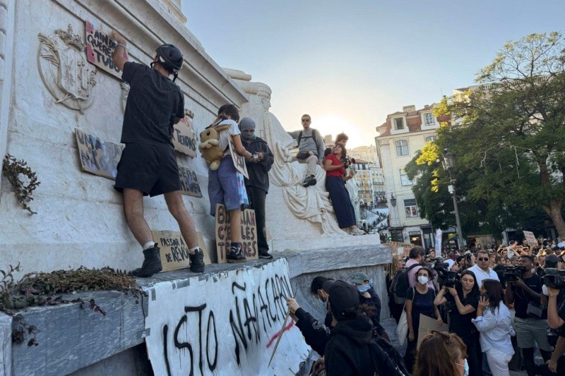 Los jóvenes portugueses se manifiestan por vivienda digna. EFE / M. FUENTES&nbsp;