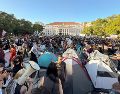 Los concentrados también gritaron "De aquí no salgo, de aquí nadie me echa", mientras mantenían las tiendas instaladas en la plaza. EFE / M. FUENTES