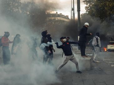 Los destrozos, los pillajes y los incendios predominaron en las principales ciudades francesas este sábado. EFE/M. Badra
