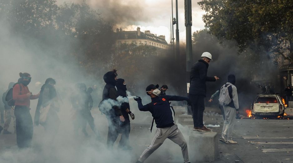 Los destrozos, los pillajes y los incendios predominaron en las principales ciudades francesas este sábado. EFE/M. Badra