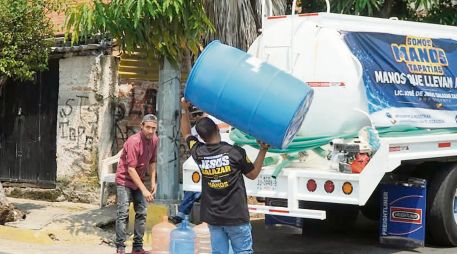 Somos manos tapatías. La fundación lleva agua gratuita a hogares afectados por la crisis del suministro. ESPECIAL