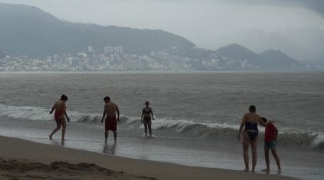 Las lluvias causadas por Trudy se ciernen sobre las playas de Puerto Vallarta. EFE/A. Montero