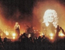 Miley Cyrus compartió una imagen de Dolly Parton y se confesó respecto a su relación. ESPECIAL / FACEBOOK Miley Cyrus