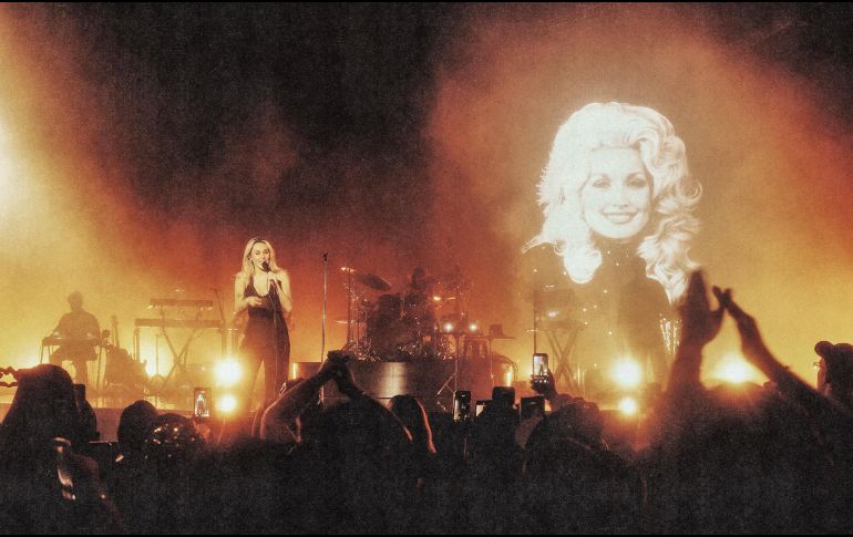 Miley Cyrus compartió una imagen de Dolly Parton y se confesó respecto a su relación. ESPECIAL / FACEBOOK Miley Cyrus