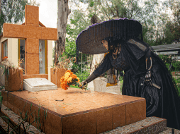 En el Día de Muertos Inca, el emperador Inca era considerado el hijo directo del Sol (Inti churin), por lo que organizar y encabezar las celebraciones reafirmaba su autoridad divina ante los distintos pueblos conquistados. CANVA