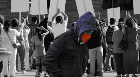 La confrontación directa buscaba aislar a estos sujetos del contingente pacífico, dejando en claro que no tolerarían actitudes que desvirtuaran su protesta dominical. ESPECIAL / CANVA