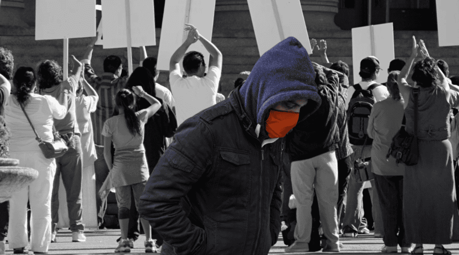 La confrontación directa buscaba aislar a estos sujetos del contingente pacífico, dejando en claro que no tolerarían actitudes que desvirtuaran su protesta dominical. ESPECIAL / CANVA