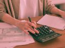 El SAT ha advertido que el contenido que emiten estos proveedores busca respaldar dinero pagado por operaciones que no existieron. PEXELS / M. Nilov