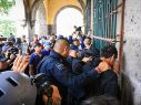 Los policías tomaron a los hombres y se dirigieron hacia el Ayuntamiento de Guadalajara, donde fueron retenidos a petición de los manifestantes. EL INFORMADOR / J. ACOSTA