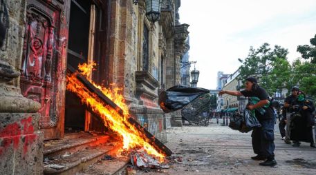 La segunda puerta principal de Palacio cayó; al fondo, los policías antimotines se atrincheraron, pero no respondían a ninguna agresión. EL INFORMADOR / J. ACOSTA