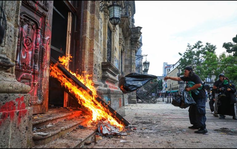 La segunda puerta principal de Palacio cayó; al fondo, los policías antimotines se atrincheraron, pero no respondían a ninguna agresión. EL INFORMADOR / J. ACOSTA