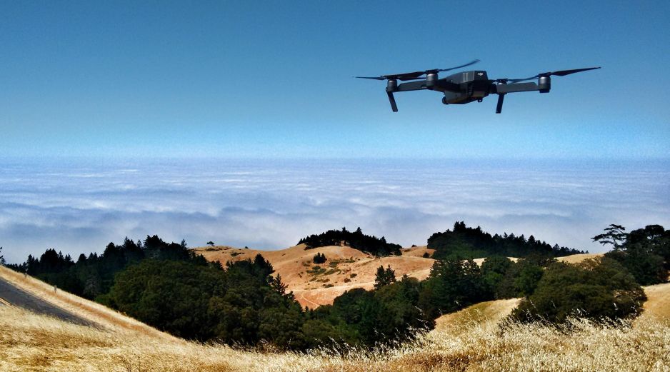 La restricción temporal de vuelo prohibirá las operaciones no autorizadas de drones a una altura de hasta 400 pies sobre el nivel del suelo y abarcará una milla náutica al norte de la frontera con México. UNSPLASH