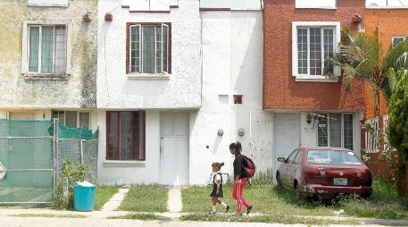La falta de opciones económicas obliga a las familias a buscar vivienda en zonas alejadas. EL INFORMADOR