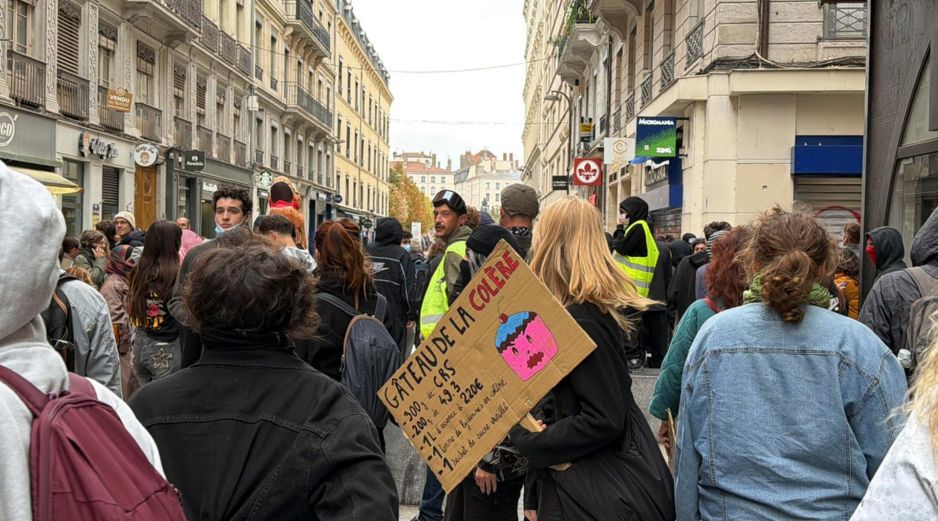 Los disturbios del sábado dejaron saqueos de comercios, ataques contra edificios públicos y enfrentamientos con las fuerzas de seguridad en París y otras ciudades francesas. EFE/ C. Menéndez