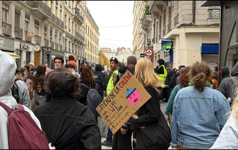 Los disturbios del sábado dejaron saqueos de comercios, ataques contra edificios públicos y enfrentamientos con las fuerzas de seguridad en París y otras ciudades francesas. EFE/ C. Menéndez