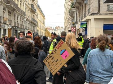 Los disturbios del sábado dejaron saqueos de comercios, ataques contra edificios públicos y enfrentamientos con las fuerzas de seguridad en París y otras ciudades francesas. EFE/ C. Menéndez