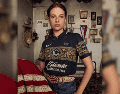 El jersey destaca por una base completamente negra que contrasta con detalles dorados, los cuales evocan la estética del clásico traje de charro. ESPECIAL/X @Chivas