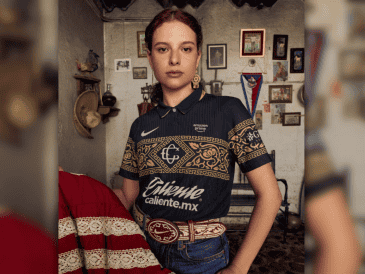 El jersey destaca por una base completamente negra que contrasta con detalles dorados, los cuales evocan la estética del clásico traje de charro. ESPECIAL/X @Chivas