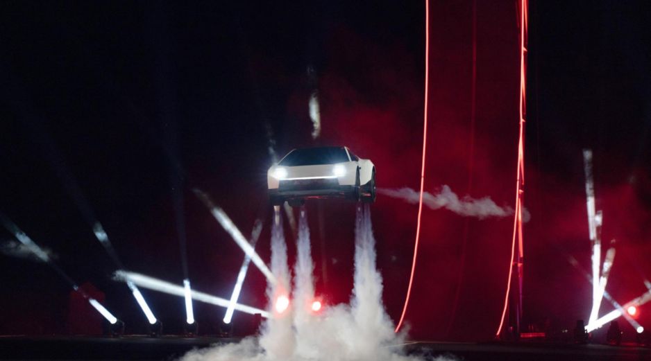 Fotografía cedida por Tesla donde aparece el prototipo de la nueva generación de su deportivo eléctrico Roadster propulsado por aire comprimido en las instalaciones de pruebas de cohetes de SpaceX en McGregor, Texas. EFE/Tesla