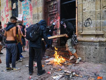 La manifestación de ayer permaneció momentáneamente detenida en el Parque Revolución por la presencia de encapuchados. EL INFORMADOR/J. Acosta