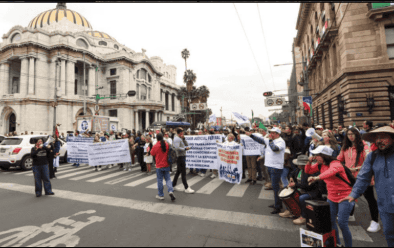 Trabajadores activos y jubilados del Instituto Mexicano del Seguro Social (IMSS) mantienen con firmeza dos plantones indefinidos que complican el tránsito en la zona centro. SUN/ARCHIVO