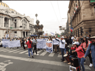 Trabajadores activos y jubilados del Instituto Mexicano del Seguro Social (IMSS) mantienen con firmeza dos plantones indefinidos que complican el tránsito en la zona centro. SUN/ARCHIVO