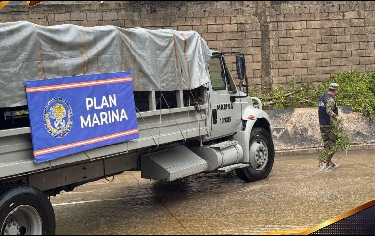 El desbordamiento de ríos y arroyos obligó a las autoridades a realizar evacuaciones preventivas y rescates. ESPECIAL/X @SEMAR_mx