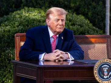 Trump, que en las últimas semanas ha intensificado sus críticas a Zelenski y ha pedido su relevo como presidente de Ucrania, acusó al mandatario ucraniano de "no estar ayudando mucho" a poner fin al conflicto. EFE/J. Scalzo