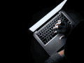 El presunto espionaje se enmarca en los ambiciosos esfuerzos de Arabia Saudí por desarrollar su propia industria de inteligencia artificial y reducir su dependencia tecnológica de Occidente. CANVA