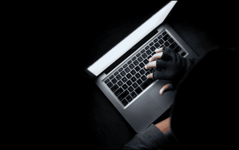 El presunto espionaje se enmarca en los ambiciosos esfuerzos de Arabia Saudí por desarrollar su propia industria de inteligencia artificial y reducir su dependencia tecnológica de Occidente. CANVA