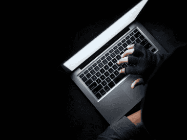 El presunto espionaje se enmarca en los ambiciosos esfuerzos de Arabia Saudí por desarrollar su propia industria de inteligencia artificial y reducir su dependencia tecnológica de Occidente. CANVA