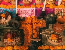 Flores, veladoras, pan de muerto y alimentos son algunos de los productos que determinan cuánto gastar en el altar este 2026. UNSPLASH.